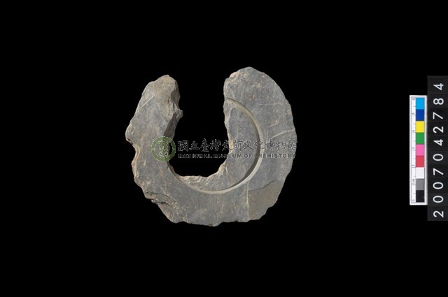 石環製作材料-中央帶啄孔與旋截痕打製圓板殘件