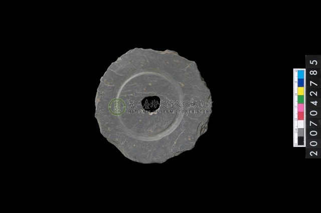 石環製作材料-中央帶啄孔與旋截痕打製圓板殘件