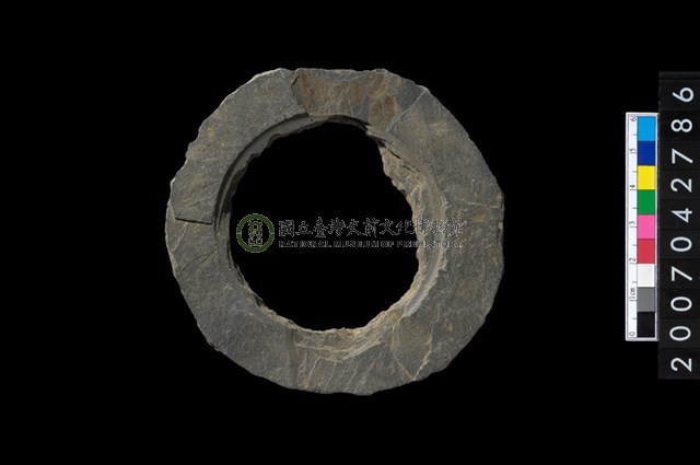 石環製作材料-中央帶啄孔與旋截痕打製圓板