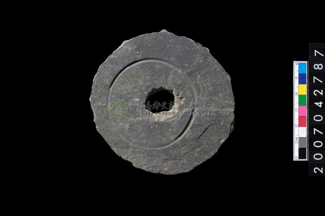 石環製作材料-中央帶啄孔與旋截痕打製圓板