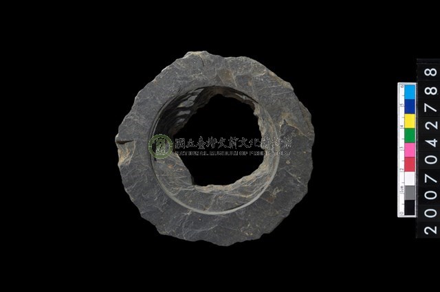 石環製作材料-中央帶啄孔與旋截痕打製圓板