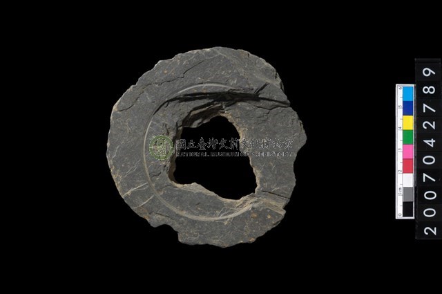 石環製作材料-中央帶啄孔與旋截痕打製圓板