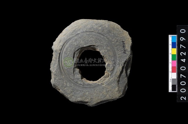 石環製作材料-中央帶啄孔與旋截痕打製圓板