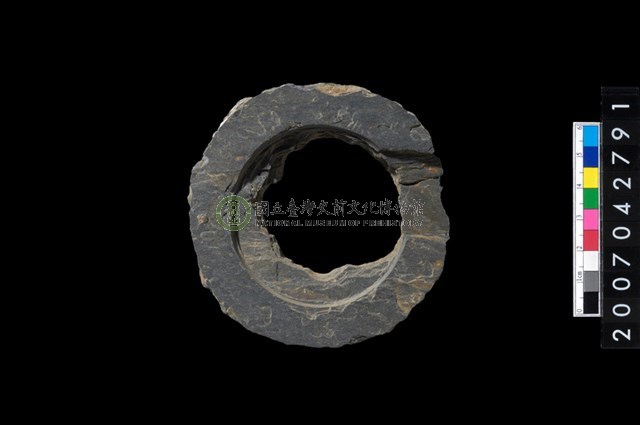 石環製作材料-中央帶啄孔與旋截痕打製圓板