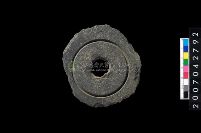 石環製作材料-中央帶啄孔與旋截痕打製圓板