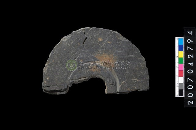 石環製作材料-中央帶啄孔與旋截痕打製圓板殘件