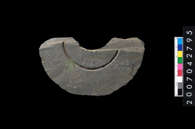 石環製作材料-中央帶啄孔與旋截痕打製圓板殘件