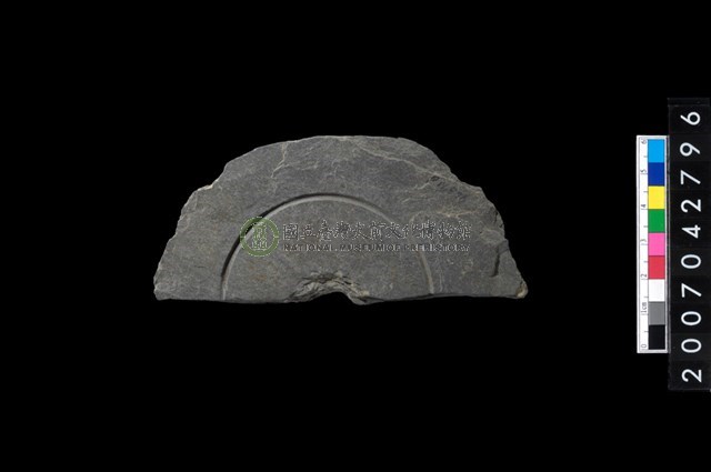 石環製作材料-中央帶啄孔與旋截痕打製圓板殘件