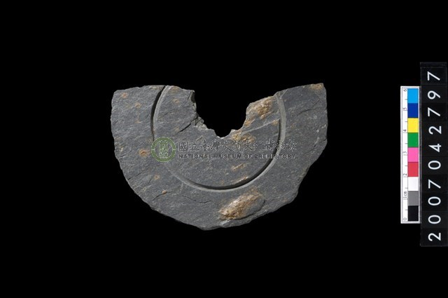 石環製作材料-中央帶啄孔與旋截痕打製圓板殘件