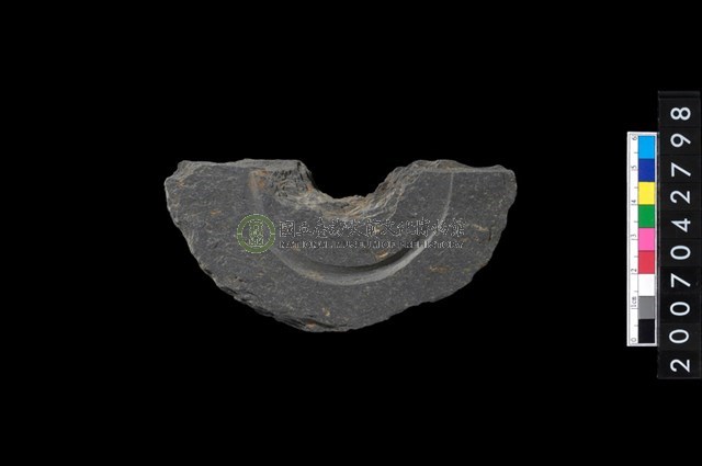 石環製作材料-中央帶啄孔與旋截痕打製圓板殘件