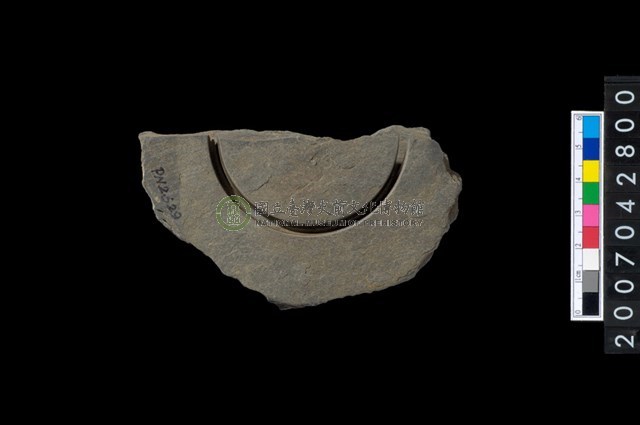 石環製作材料－中央帶旋截痕打製圓板殘件