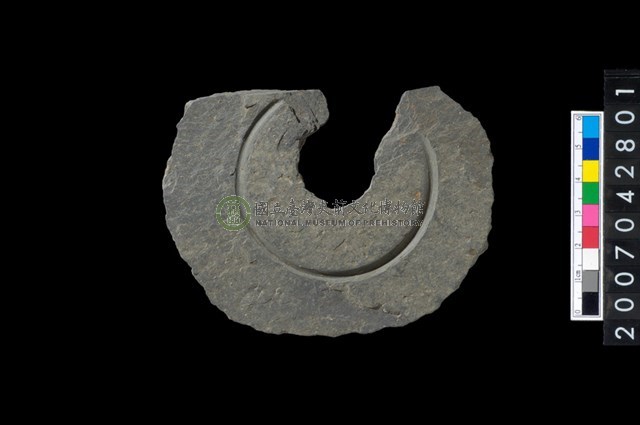 石環製作材料－中央帶啄孔與旋截痕打製圓板殘件