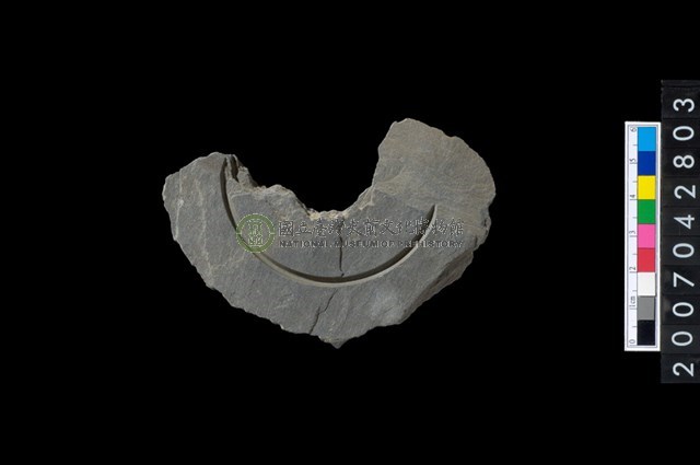 石環製作材料－中央帶啄孔與旋截痕打製圓板