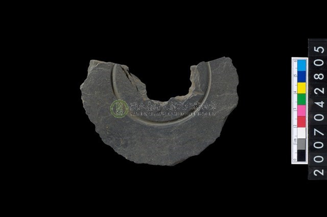 石環製作材料－中央帶啄孔與旋截痕打製圓板