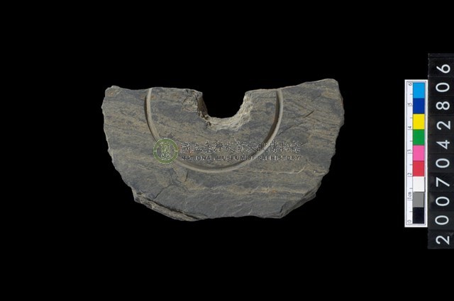 石環製作材料－中央帶啄孔與旋截痕打製圓板