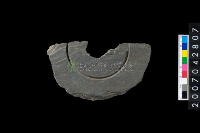 石環製作材料－中央帶啄孔與旋截痕打製圓板