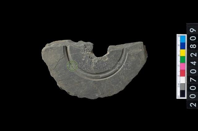 石環製作材料－中央帶啄孔與旋截痕打製圓板