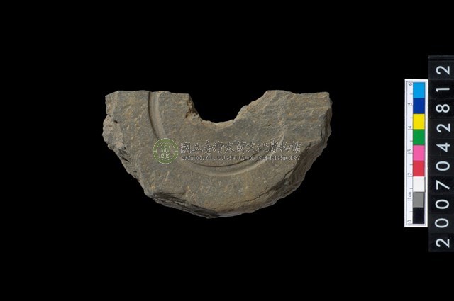 石環製作材料－中央帶啄孔與旋截痕打製圓板