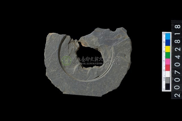 石環製作材料－中央帶啄孔與旋截痕打製圓板