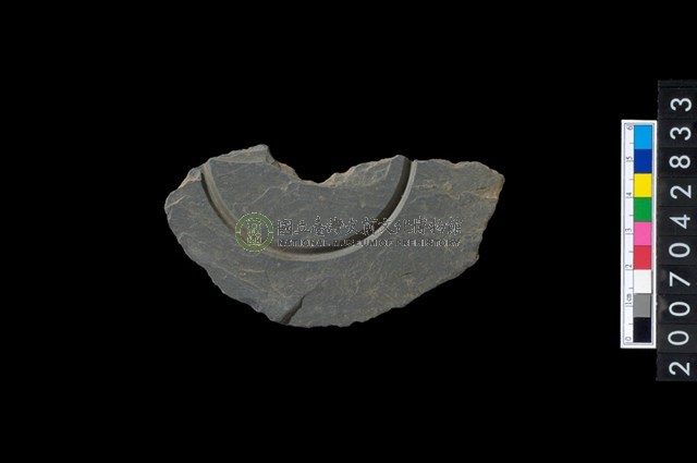 石環製作材料-中央帶啄孔與旋截痕打製圓板殘件