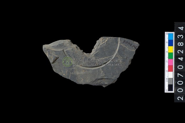 石環製作材料-中央帶啄孔與旋截痕打製圓板殘件