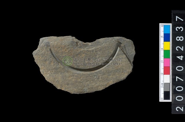 石環製作材料-中央帶啄孔與旋截痕打製圓板殘件