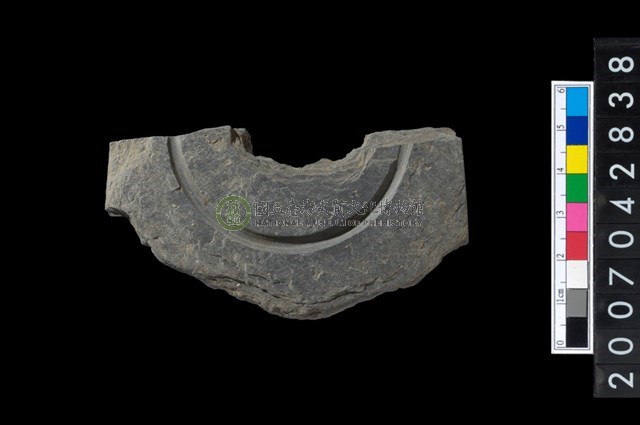 石環製作材料-中央帶啄孔與旋截痕打製圓板殘件