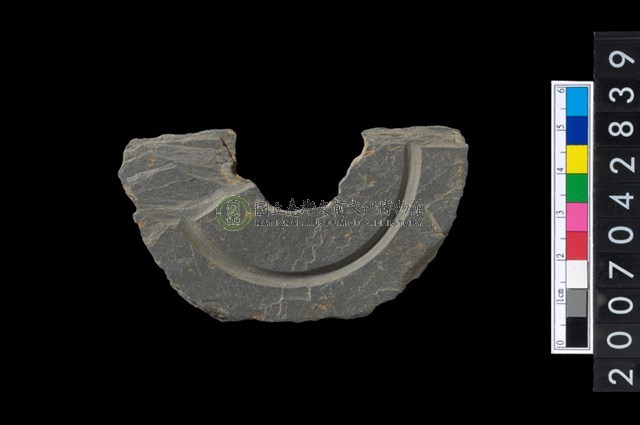 石環製作材料-中央帶啄孔與旋截痕打製圓板殘件