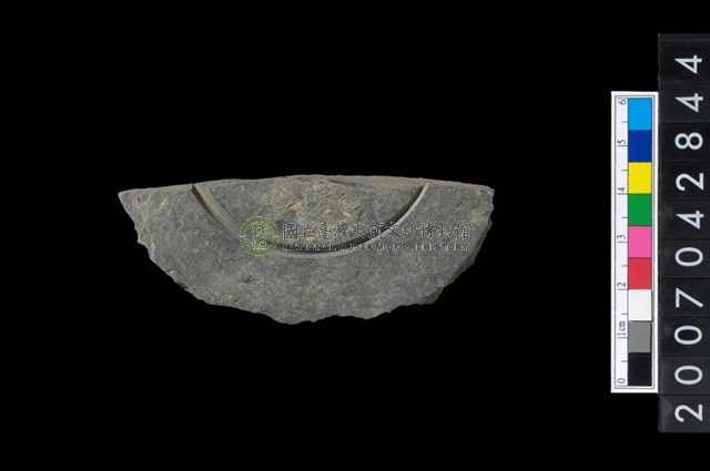 石環製作材料-中央帶啄孔與旋截痕打製圓板殘件