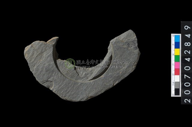 石環製作材料-中央帶啄孔與旋截痕打製圓板殘件