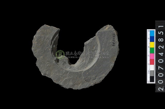 石環製作材料-中央帶啄孔與旋截痕打製圓板殘件