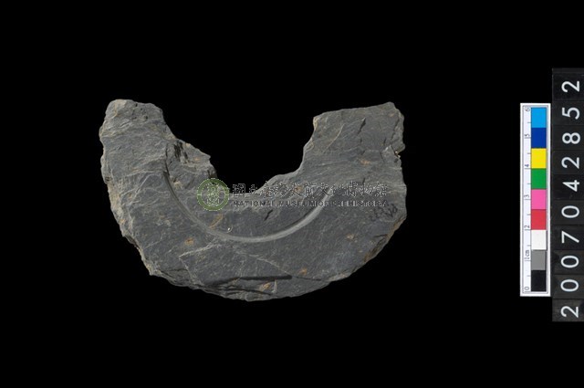 石環製作材料-中央帶啄孔與旋截痕打製圓板殘件