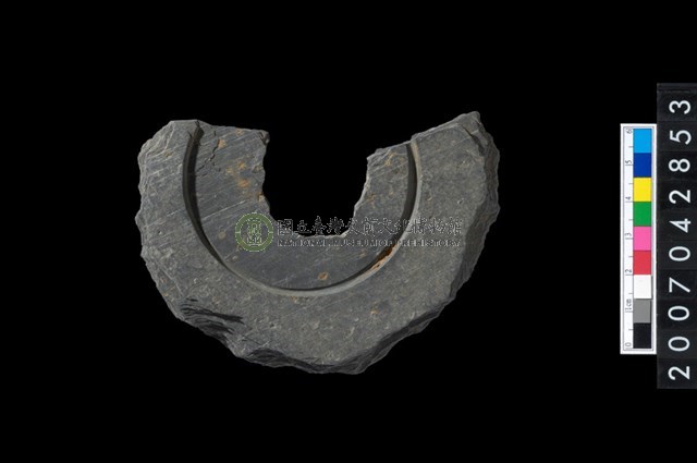 石環製作材料-中央帶啄孔與旋截痕打製圓板殘件