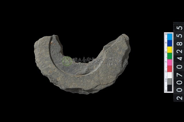 石環製作材料-中央帶啄孔與旋截痕打製圓板殘件