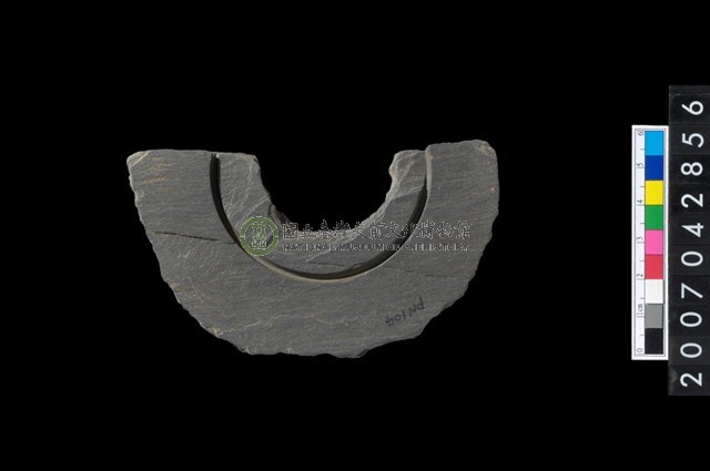 石環製作材料-中央帶啄孔與旋截痕打製圓板殘件