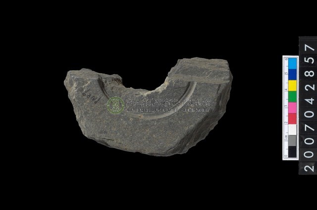 石環製作材料-中央帶啄孔與旋截痕打製圓板殘件