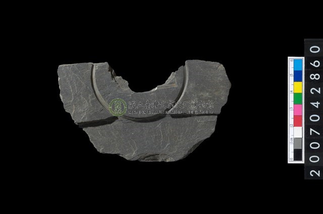 石環製作材料－中央帶啄孔與旋截痕打製圓板