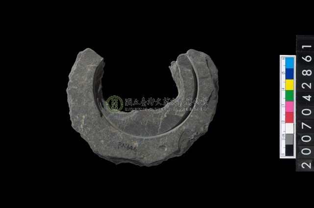 石環製作材料－中央帶啄孔與旋截痕打製圓板