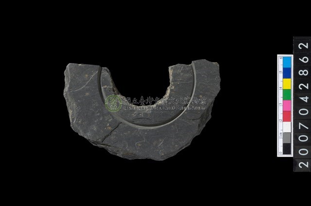 石環製作材料－中央帶啄孔與旋截痕打製圓板