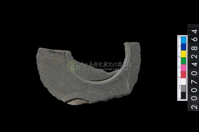 石環製作材料－中央帶啄孔與旋截痕打製圓板