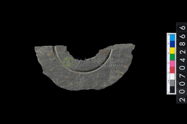 石環製作材料－中央帶啄孔與旋截痕打製圓板