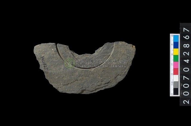 石環製作材料－中央帶啄孔與旋截痕打製圓板