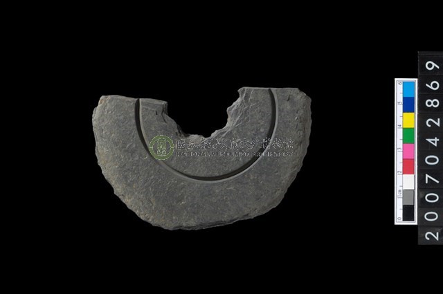 石環製作材料－中央帶啄孔與旋截痕打製圓板