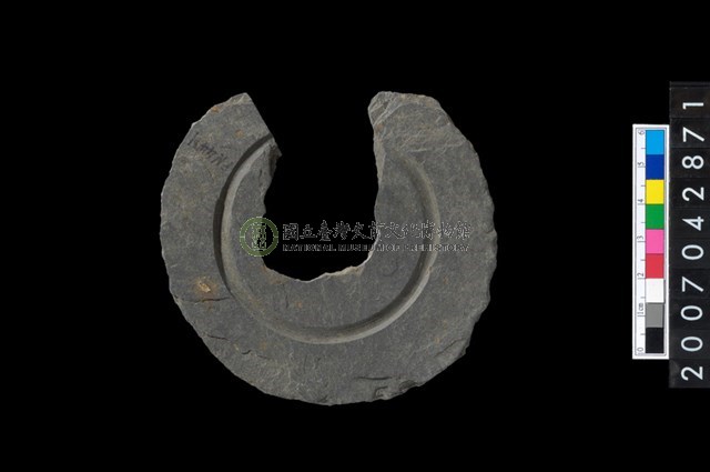 石環製作材料－中央帶啄孔與旋截痕打製圓板