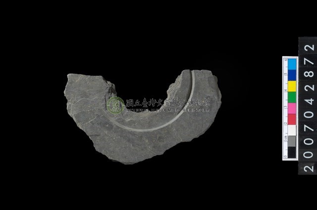 石環製作材料－中央帶啄孔與旋截痕打製圓板