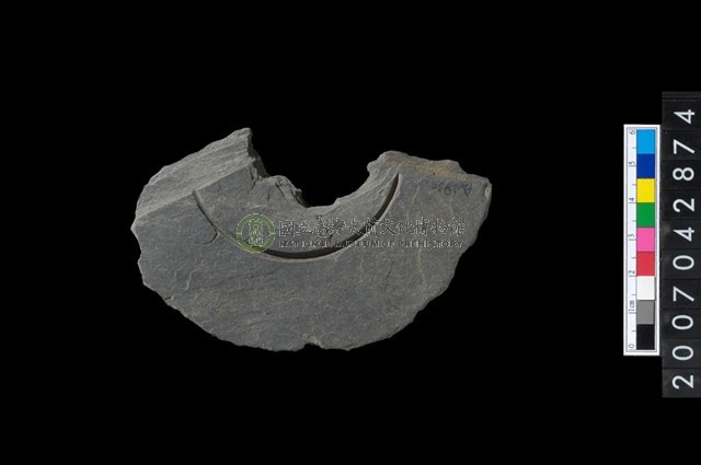 石環製作材料-中央帶啄孔與旋截痕打製圓板殘件