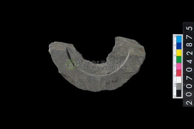 石環製作材料-中央帶啄孔與旋截痕打製圓板殘件