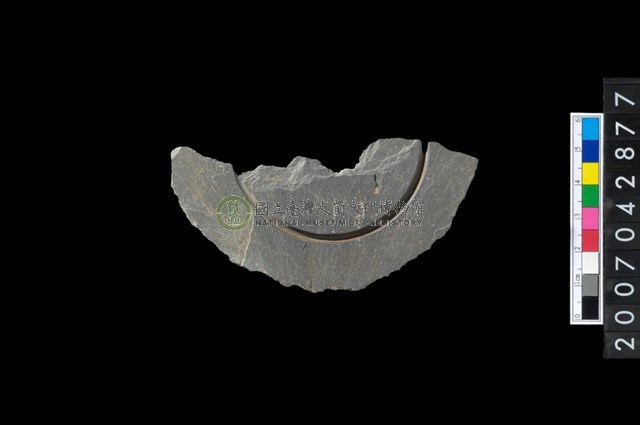 石環製作材料-中央帶啄孔與旋截痕打製圓板殘件