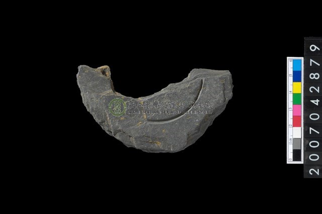 石環製作材料-中央帶啄孔與旋截痕打製圓板殘件