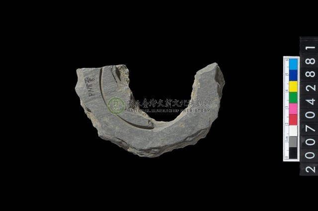 石環製作材料-中央帶啄孔與旋截痕打製圓板殘件